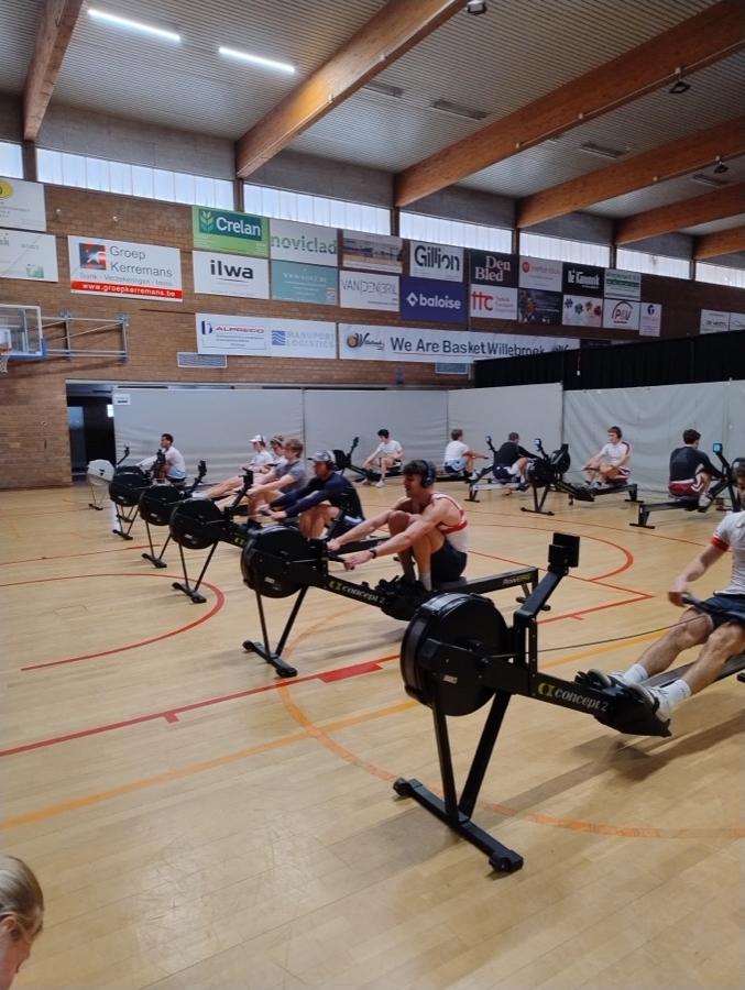 Roeiers aan de start tijdens OBIC, het Open Belgisch Kampioenschap Indoor Roeien