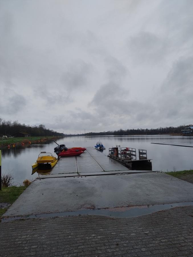 Vrijwilligerswerk aan het water: de veiligheidsboten klaar voor een roei-evenement