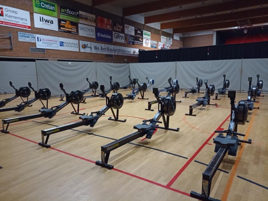 Roeitoestellen van Actarus Rowing in de opwarmruimte van OBIC