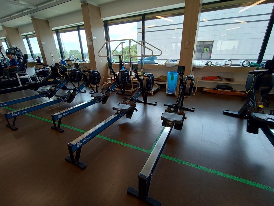 Roeitoestellen klaar voor een groepsactiviteit in de sporthal